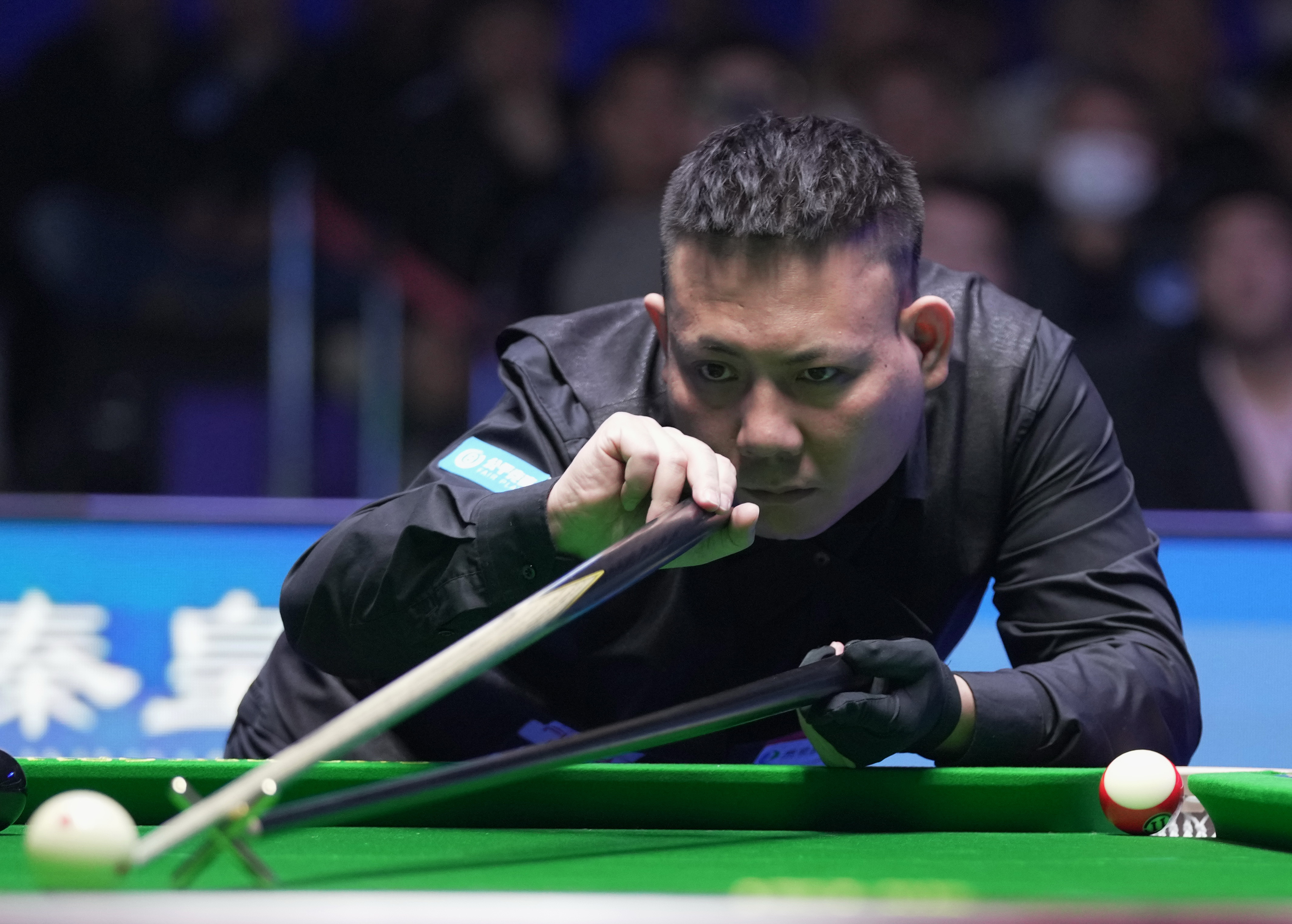 但他始终坚 但他始终坚